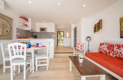 Cala Ferrera Apartment | Apartment 'Ola De Mar' with Shared Pool, Wi-Fi and Air Conditioning