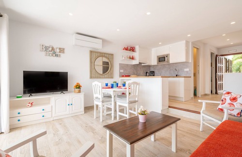 Cala Ferrera Apartment | Apartment 'Ola De Mar' with Shared Pool, Wi-Fi and Air Conditioning