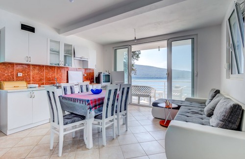 Utjeha Apartment | Apartment on the Seashore