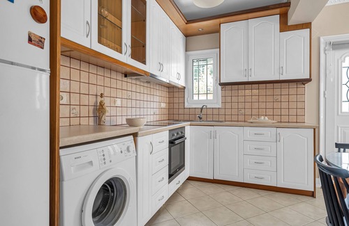 Lefkada Town Apartment | Apartment 'Paraskevi 1' with Private Garden, Wi-Fi and Air Conditioning