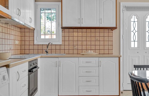 Lefkada Town Apartment | Apartment 'Paraskevi 1' with Private Garden, Wi-Fi and Air Conditioning