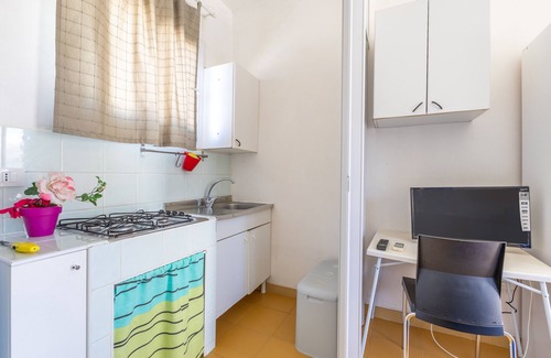 Punta Braccetto Apartment | Apartment 'Peonia' with Private Terrace, Wi-Fi and Air Conditioning