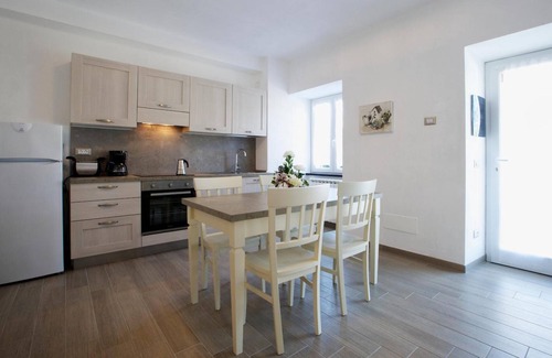 Deiva Marina Apartment | Apartment 'Pignola' with Mountain View, Wi-Fi and Air Conditioning