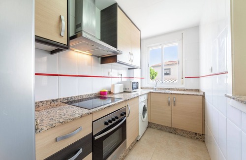 Garrucha Apartment | Apartment 'Piso Para Grupos Cerca Del Mar' with Shared Pool, Wi-Fi and Air Conditioning