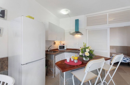 Alojera Apartment | Apartment 'Playa Azul - 4' with Sea Views, Wi-Fi and Air Conditioning