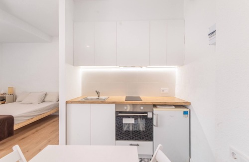 Arenys de Mar Apartment | Apartment 'Portblanc' with Balcony, Wi-Fi and Air Conditioning