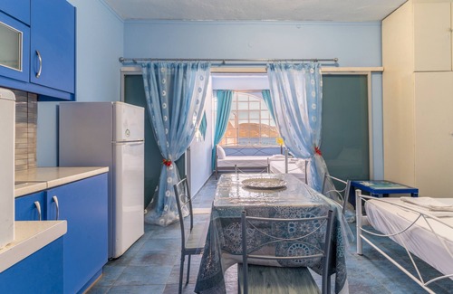 Salamis Apartment | Apartment 'Posidonas' with Sea View, Wi-Fi and Air Conditioning