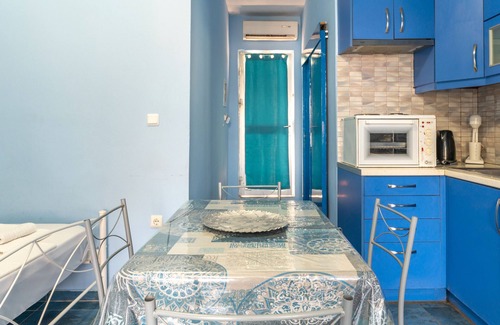 Salamis Apartment | Apartment 'Posidonas' with Sea View, Wi-Fi and Air Conditioning