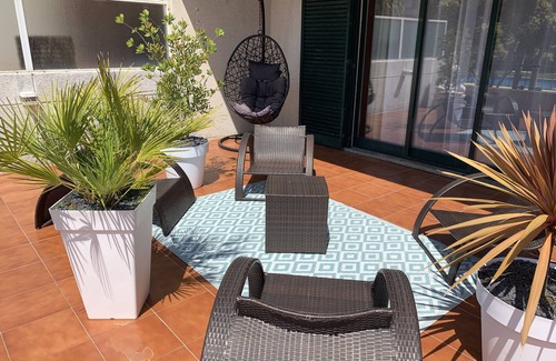 Sao Felix Da Marinha Apartment | Apartment with Terrace and Pool for 5 people 10 km from Porto