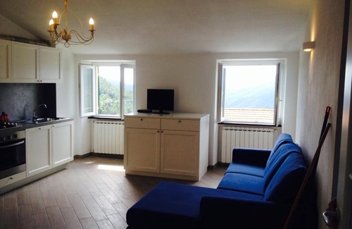 Deiva Marina Apartment | Apartment 'Razzola' with Sea View, Wi-Fi and Air Conditioning