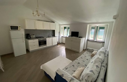 Deiva Marina Apartment | Apartment 'Razzola' with Sea View, Wi-Fi and Air Conditioning