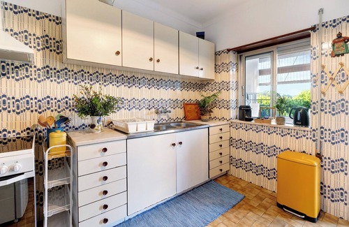 Caminha Apartment | Apartment 'Retro Beach House Moledo' with Mountain View, Wi-Fi and Air Conditioning