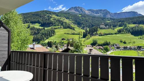 Sarntal Apartment | Apartment Rohrer - Zirm - Zirbe Cirmolo mit Schloss- und Schourtblick