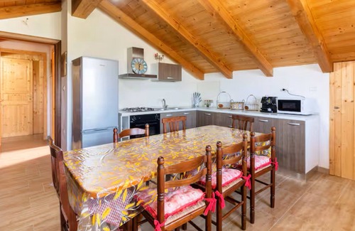 Brindisi Apartment | Apartment 'Rosa Dei Venti' with Shared Pool, Wi-Fi and Air Conditioning