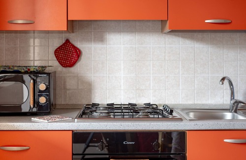 Conca Specchiulla Apartment | Apartment 'Rosso Tramonto' with Shared Terrace, Wi-Fi and Air Conditioning