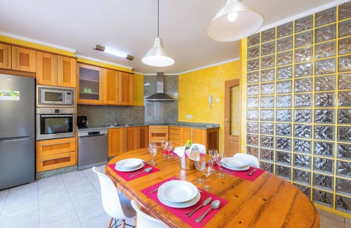 Santa Margalida Apartment | Apartment Sa Mina with Terrace & Wi-Fi