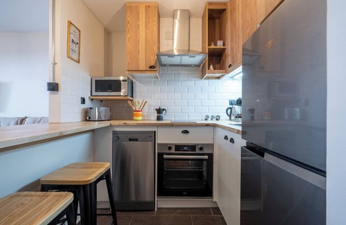 Salou City Centre Apartment | Apartment 'Salou - 111' with Shared Pool, Wi-Fi and Air Conditioning