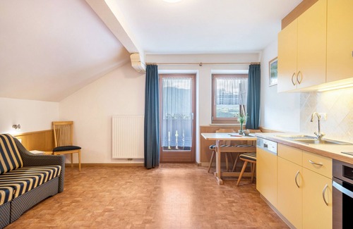 Chifa Apartment | Apartment 'Schlossblick' with Mountain View, Shared Garden and Wi-Fi