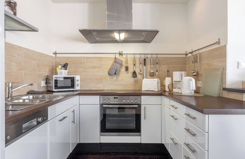 Region Hannover District Apartment | Apartment 'Schotstek' with Lake View, Private Terrace and Wi-Fi