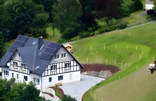 Lenne Apartment | Apartment 'Schwein' with Mountain View, Shared Terrace and Wi-Fi