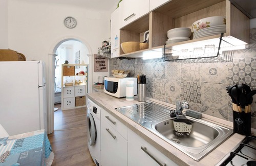 Voltri Apartment | Apartment 'Sea la Vie' with Sea View, Wi-Fi and Air Conditioning