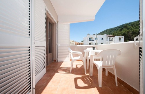 Santa Eulalia del Rio Apartment | Apartment Ses Veles 1 dormitorio close to the Beach with Sea View, Pool, Wi-Fi & Garden