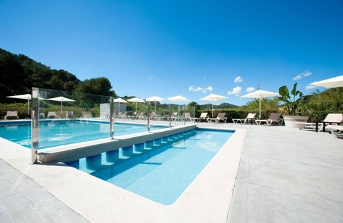 Santa Eulalia del Rio Apartment | Apartment Ses Veles 1 dormitorio close to the Beach with Sea View, Pool, Wi-Fi & Garden