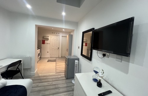 South Harrow Apartment | Apartment - Sleeps 2 & Free Parking