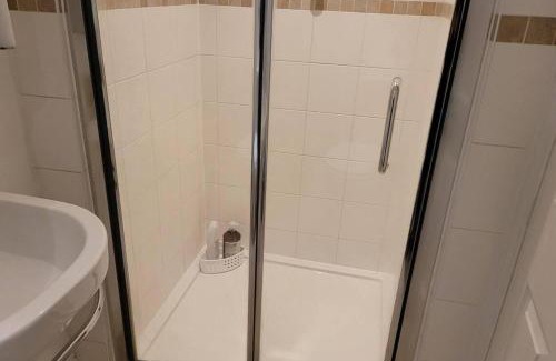Reading House | Apartment - Sleeps 2 - Parking - Wi-Fi
