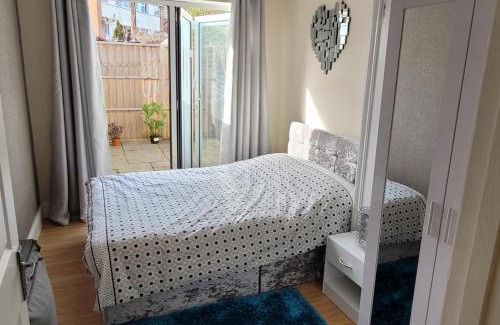Reading House | Apartment - Sleeps 2 - Parking - Wi-Fi