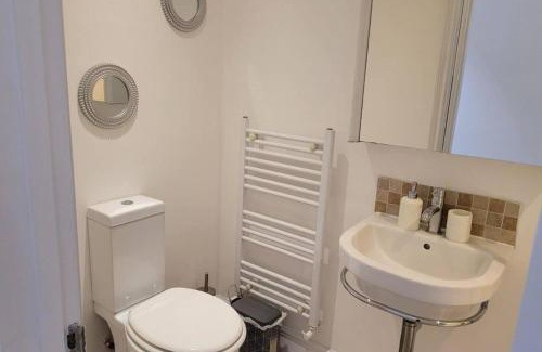 Reading House | Apartment - Sleeps 2 - Parking - Wi-Fi