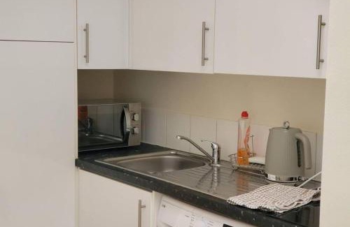 Reading House | Apartment - Sleeps 2 - Parking - Wi-Fi