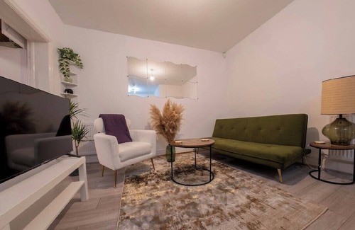 Richmond-upon-Thames Apartment | Apartment-Sleeps4-Parking-Balcony