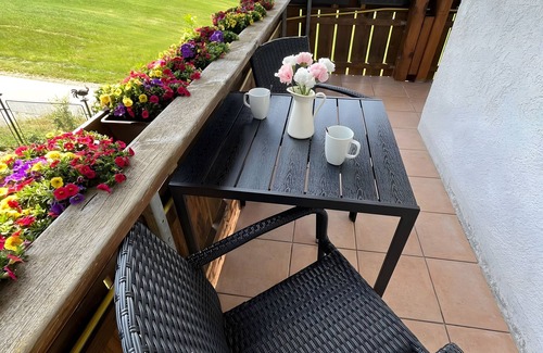 Friesenried Apartment | Apartment 'Sonnenstrahl' with Shared Garden, Balcony and Wi-Fi