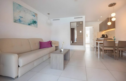 Cala Agulla Apartment | Apartment 'Standard 2' with Shared Pool, Wi-Fi and Air Conditioning