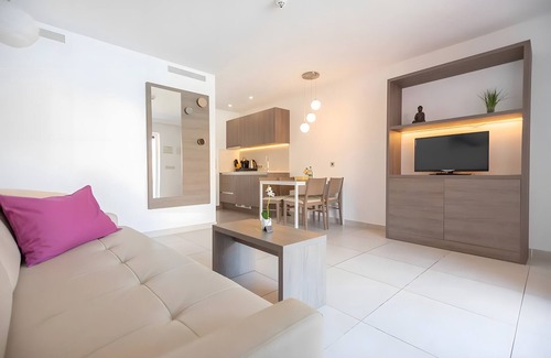 Cala Agulla Apartment | Apartment 'Standard 2' with Shared Pool, Wi-Fi and Air Conditioning