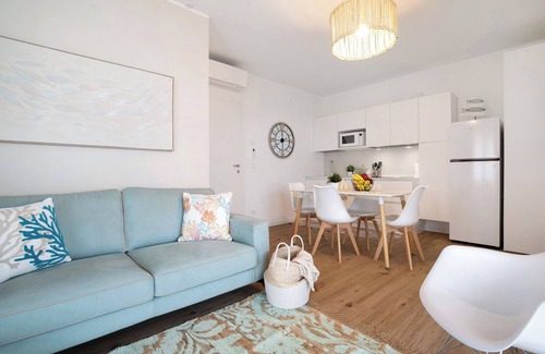Lido di Jesolo Apartment | Apartment 'Superior 3' with Private Terrace, Wi-Fi and Air Conditioning