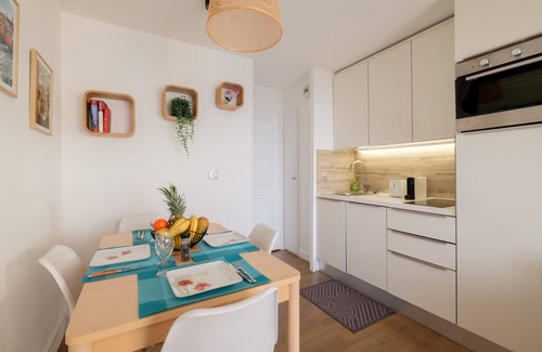 La Croix des Gardes Apartment | Apartment 'Sur La Mer' with Sea View, Shared Pool and Wi-Fi