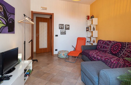 Sant'Ambrogio Apartment | Apartment 'The Village House' with Balcony, Wi-Fi and Air Conditioning