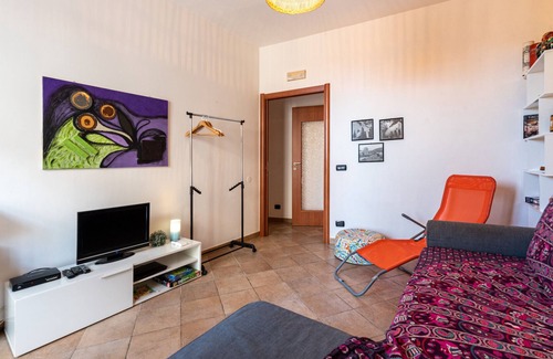 Sant'Ambrogio Apartment | Apartment 'The Village House' with Balcony, Wi-Fi and Air Conditioning