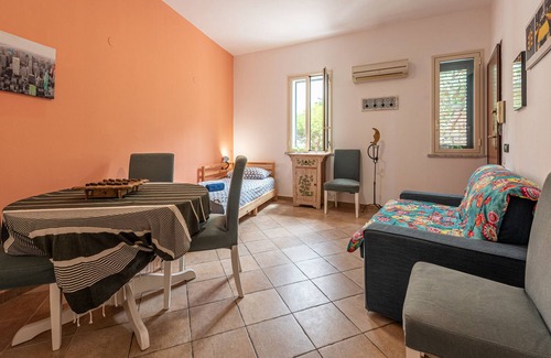 Sant'Ambrogio Apartment | Apartment 'The Village House' with Balcony, Wi-Fi and Air Conditioning