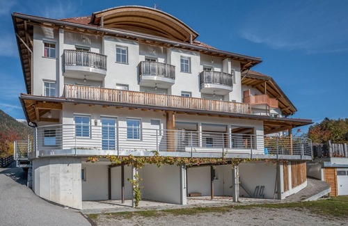 Terento Apartment | Apartment “Treyer 4 Typ B” with Mountain View, Wi-Fi, Balcony & Garden