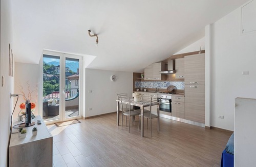 Piazza-Tralia-Pendolo Apartment | Apartment 'Tramonto' with Mountain View, Wi-Fi and Air Conditioning