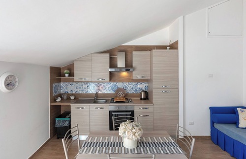 Piazza-Tralia-Pendolo Apartment | Apartment 'Tramonto' with Mountain View, Wi-Fi and Air Conditioning