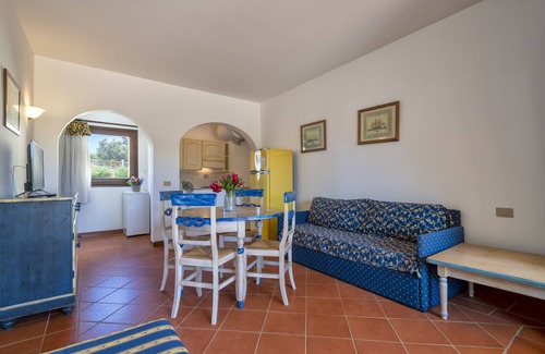 Punta De Su Turrione Apartment | Apartment 'Trilocale Fiordaliso' with Sea View, Terrace & Shared Pool