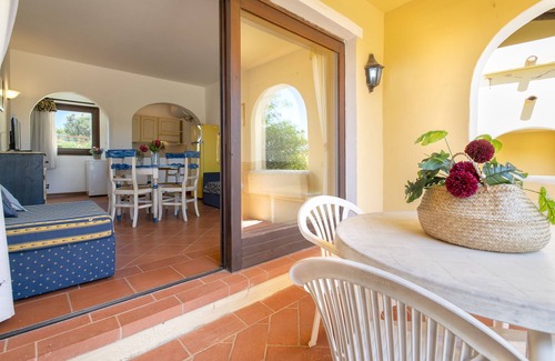 Punta De Su Turrione Apartment | Apartment 'Trilocale Fiordaliso' with Sea View, Terrace & Shared Pool