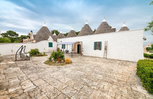 Specchiaruzzo Apartment | Apartment 'Trullo Suite In Masseria' with Shared Pool, Wi-Fi and Air Conditioning