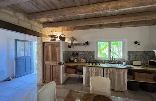 Gallician House | Apartment 'Une Maison Dans Un Mas' with Private Pool, Private Terrace and Wi-Fi