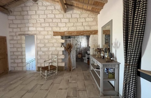 Gallician House | Apartment 'Une Maison Dans Un Mas' with Private Pool, Private Terrace and Wi-Fi