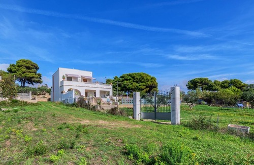 Monti D'arena-Bosco Caggione Apartment | Apartment 'Villa Salentu - Lu Mare' with Sea View, Wi-Fi and Air Conditioning